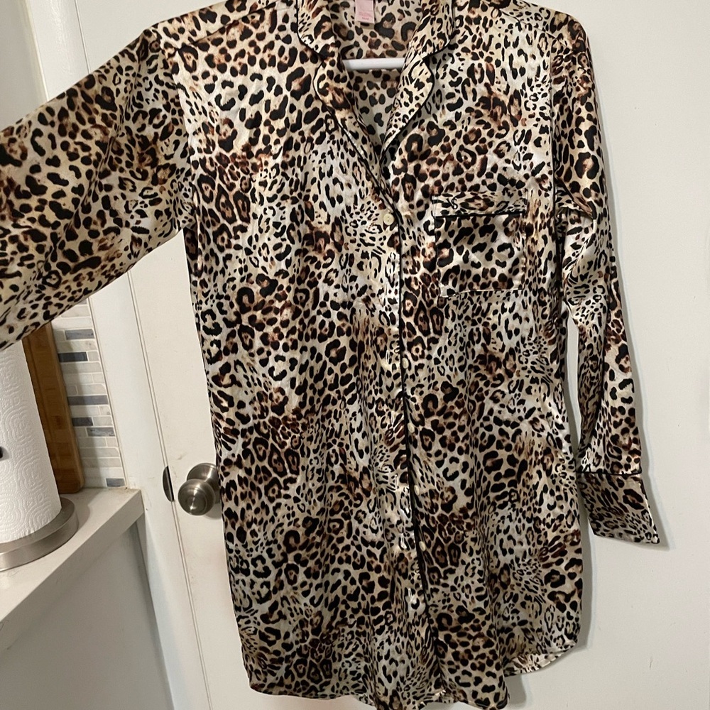 Victoria’s Secret button up
Long sleeve Satin Cheetah print nightshirt w pocket - Picture 2 of 9